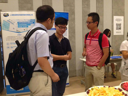 EBET易博CMC部分副主任黄冲和参会职员交流