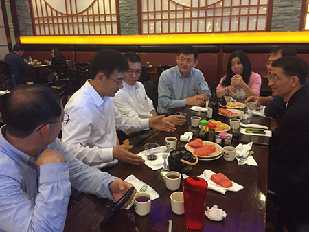 汪俊博士（左4）、、、刘雯颖博士（左5）、、、李才博士（左1）、、、蔡天权博士（左3）和沈东明博士（右1）、、、李德润博士（右2）一同聆听孙勇奎（左2）院士妄想立异梦想