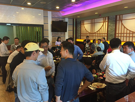 专家们相谈甚欢，，，直到黄昏时分，，，仍不舍离去