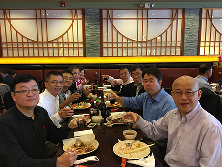 已回国创业的王耀林博士（左1）、、、杜武博士（右2）和同桌专家分享创业点滴