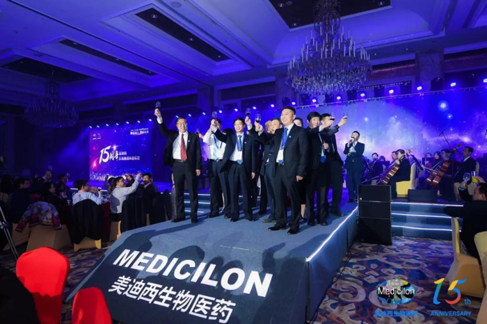 EBET易博CEO陈春麟携高管团队敬酒