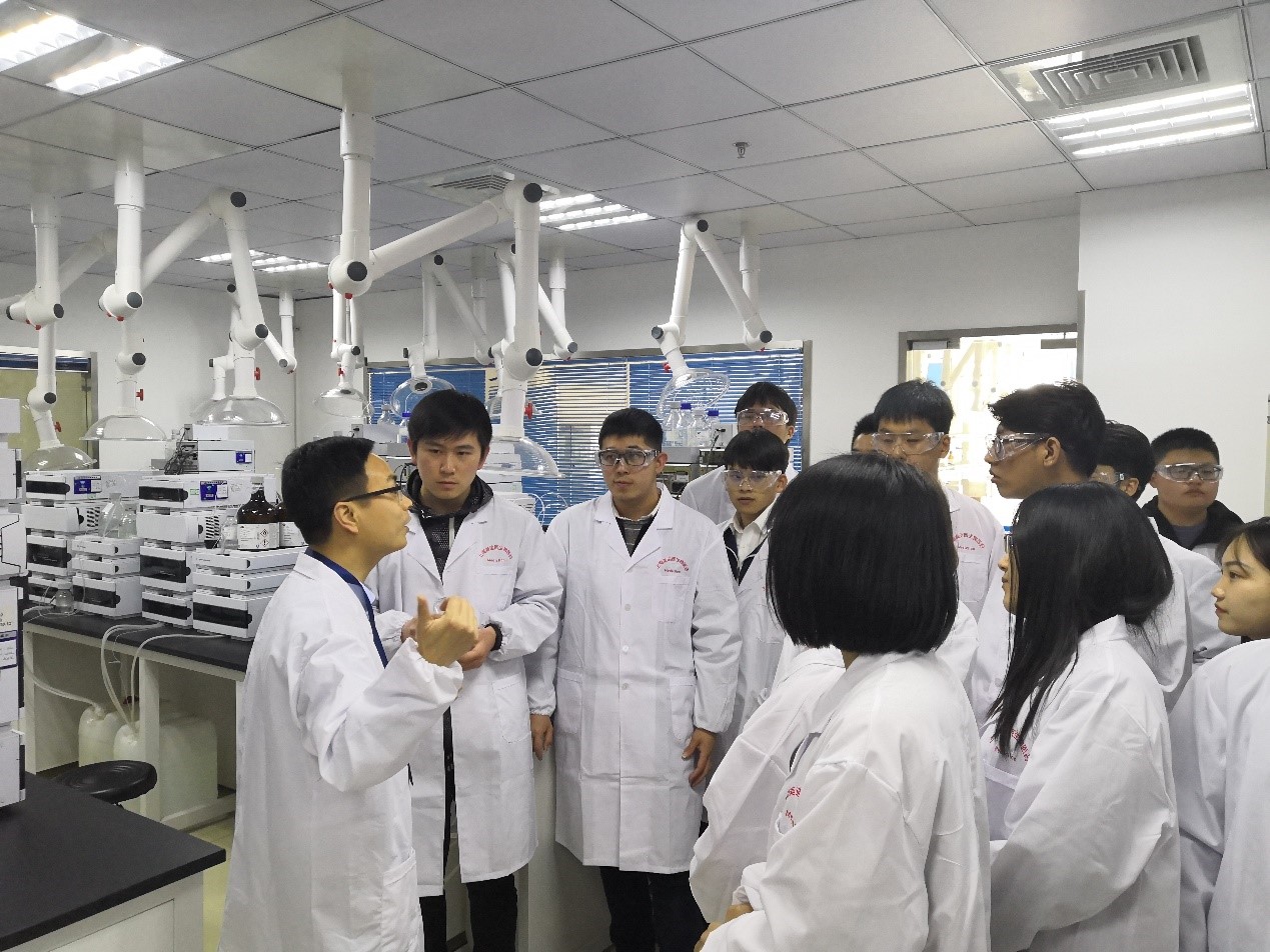 走进EBET易博，，，与学子共话生长