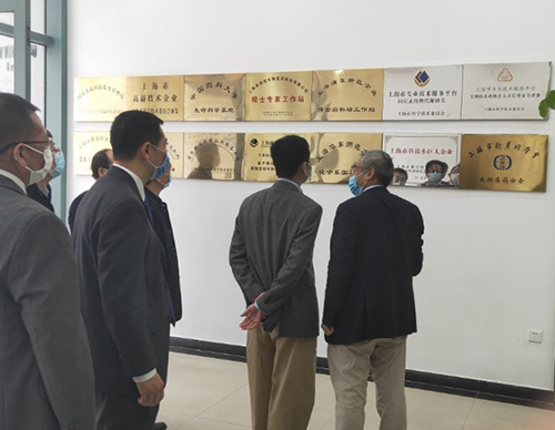 吴清副市长一行听取了EBET易博关于一站式综合研发服务的手艺实力介绍