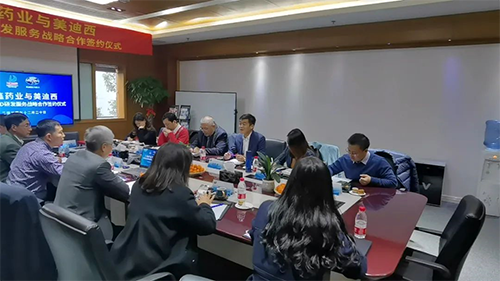 力鑫药业董事长&总司理高悦译、副总司理张倩、首席手艺官陈成斌、研发商务总监刘恩桂、总经办主任张梦晗