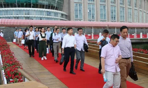 晚宴伊始，，前来加入晚宴的嘉宾们纷纷踏上红毯，，前往码头