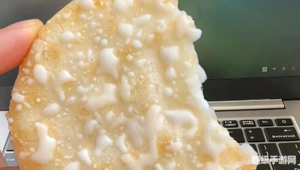 雪饼上白色的雪
